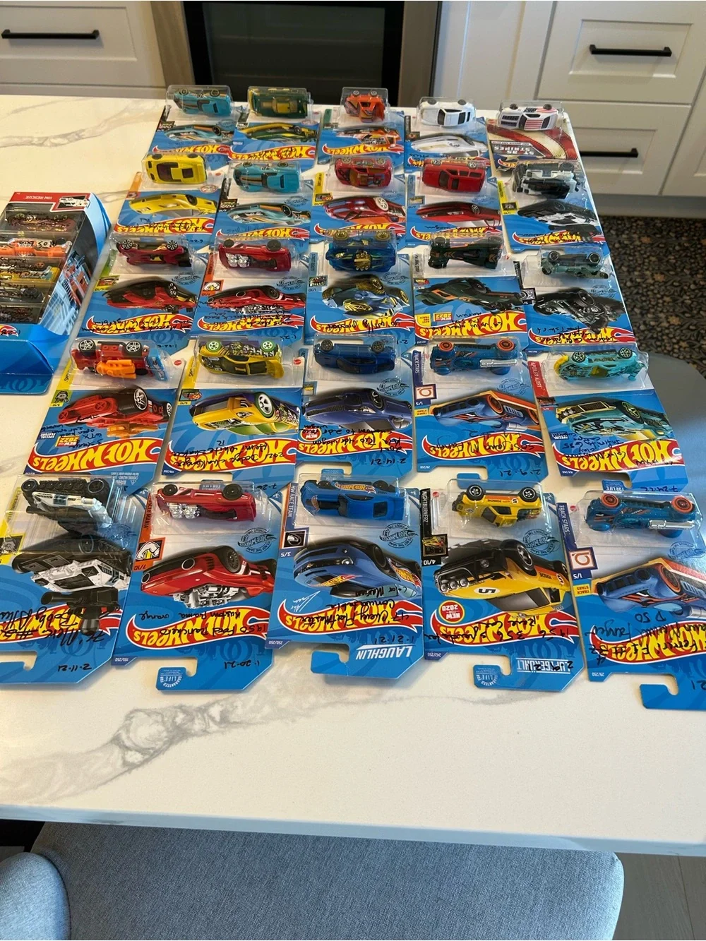 30 Hot Wheels PLUS 29 FREE-MORE Assorted Kids Toy Cars - Mixed Colors. PLEASE RE